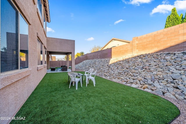 view of yard featuring a patio area