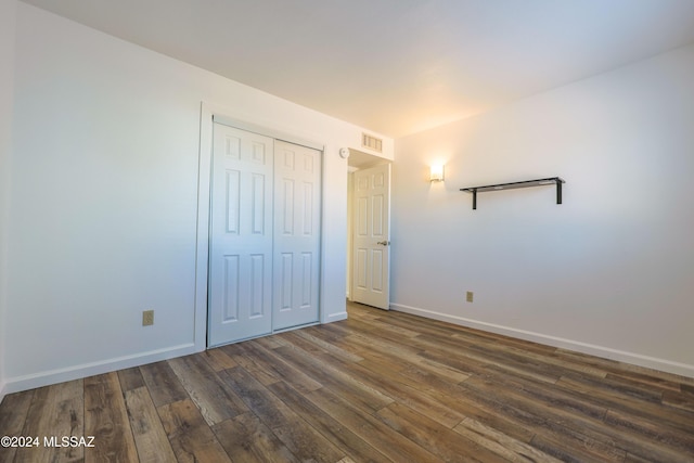 walk in closet featuring dark hardwood / wood-style floors