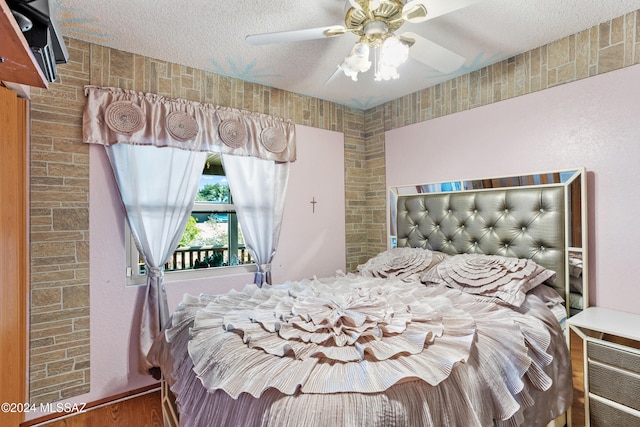 bedroom featuring ceiling fan and a textured ceiling