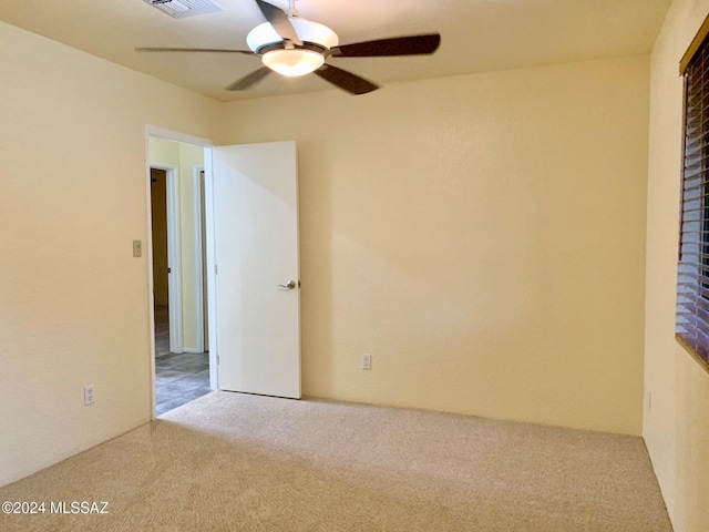 unfurnished room with light carpet and ceiling fan