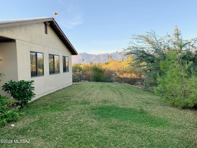 view of yard featuring a mountain view