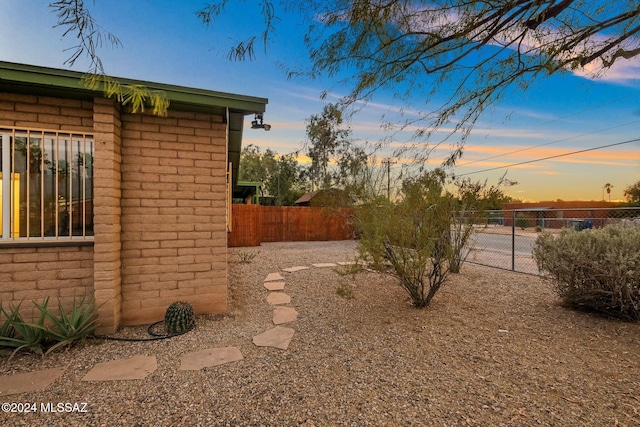 view of yard at dusk