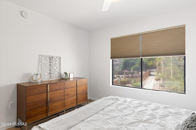 bedroom with ceiling fan