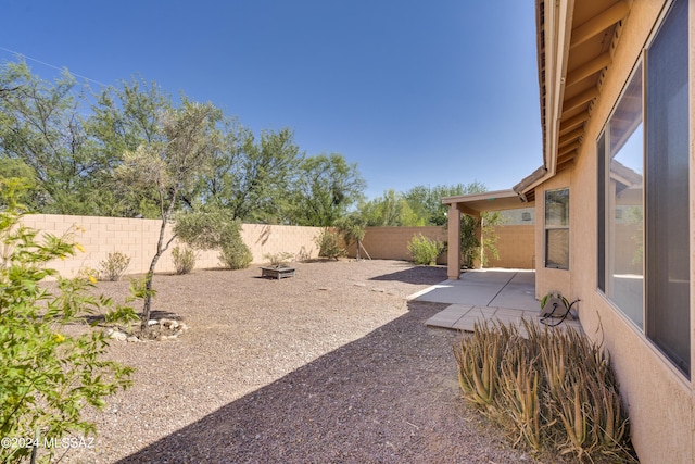 view of yard featuring a patio area