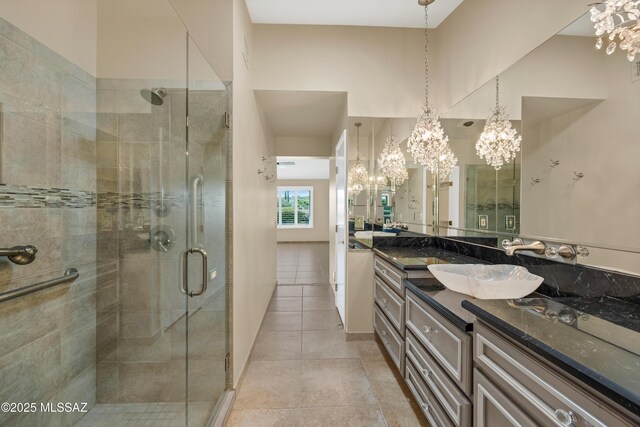 empty room with baseboards, a ceiling fan, visible vents, and light tile patterned floors