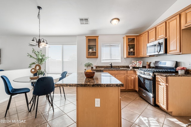 kitchen featuring sink, plenty of natural light, a center island, and appliances with stainless steel finishes