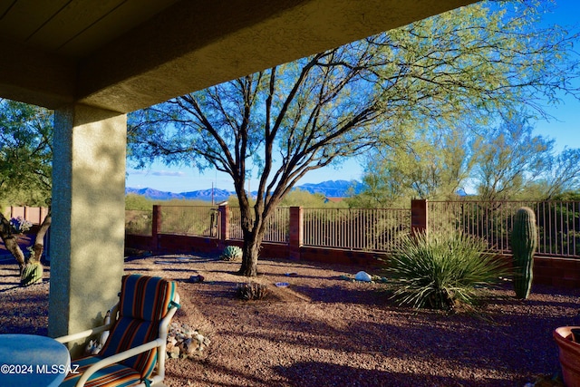 view of yard featuring a mountain view