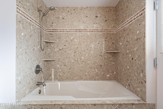 bathroom with tiled shower / bath