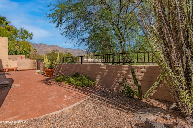 view of yard featuring a mountain view