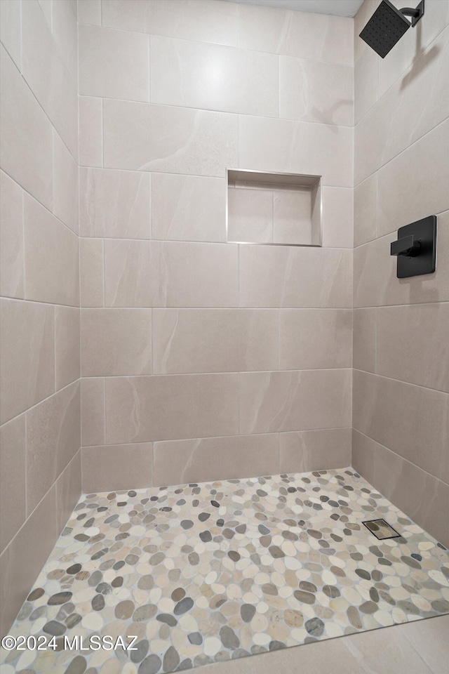 bathroom featuring a tile shower