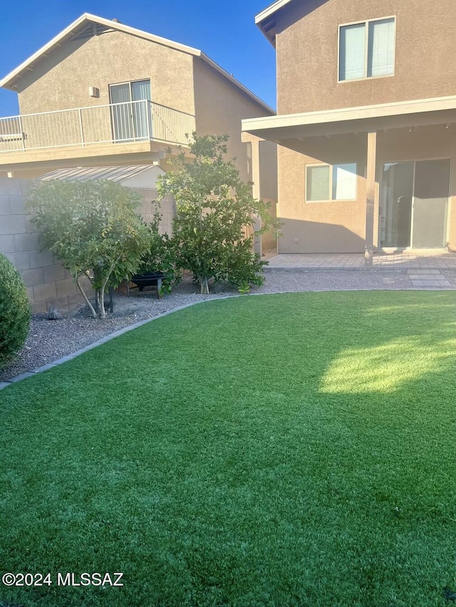 view of yard with a balcony