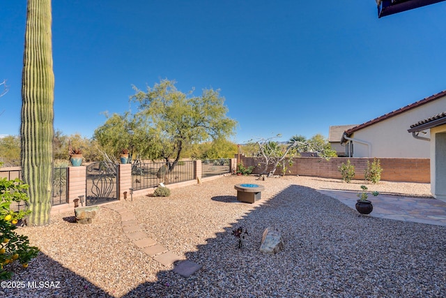 view of yard featuring a patio area