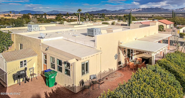 birds eye view of property featuring a mountain view