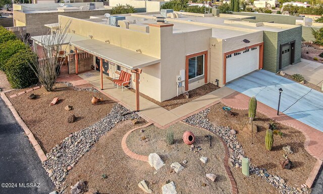 view of front of property featuring a garage