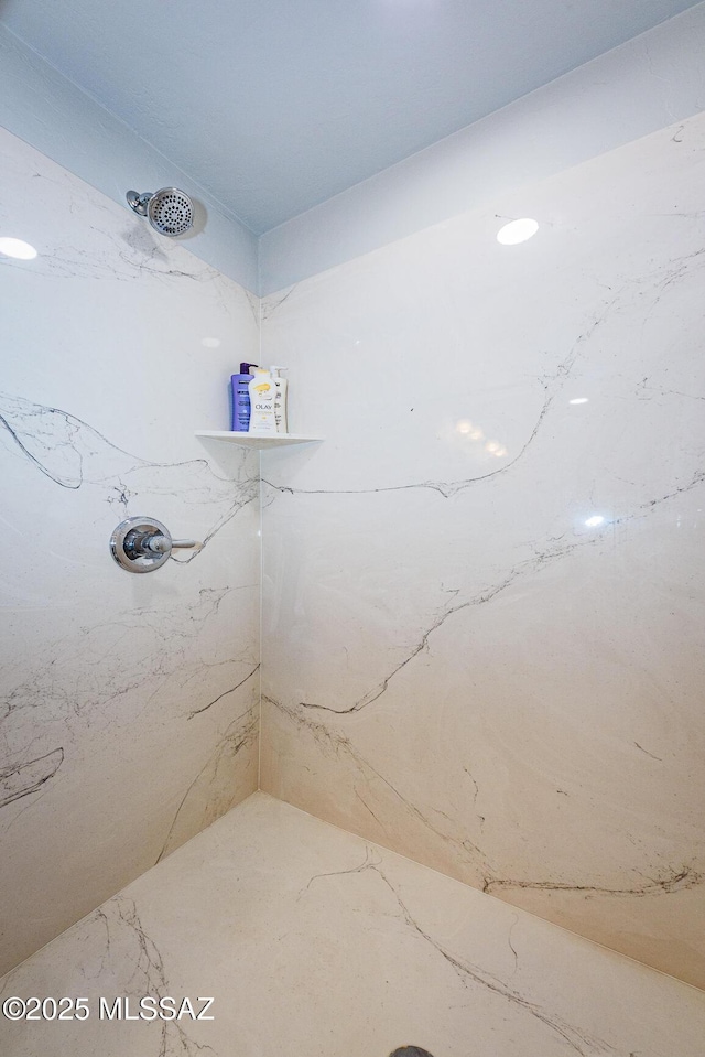 bathroom featuring a tile shower