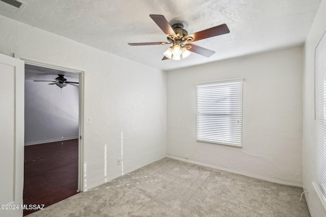 unfurnished room with carpet flooring and ceiling fan