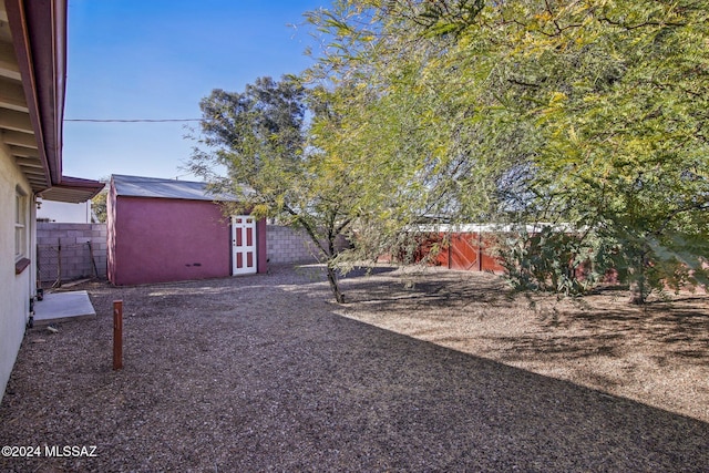 view of yard with a shed