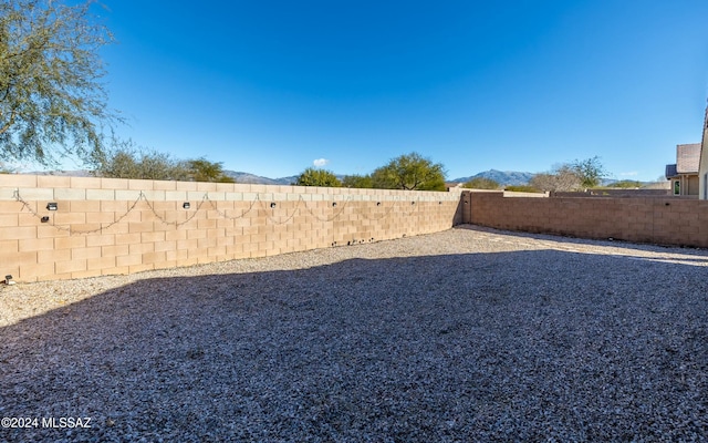 view of yard featuring a mountain view