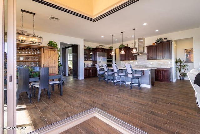 living room with dark wood-type flooring and a notable chandelier