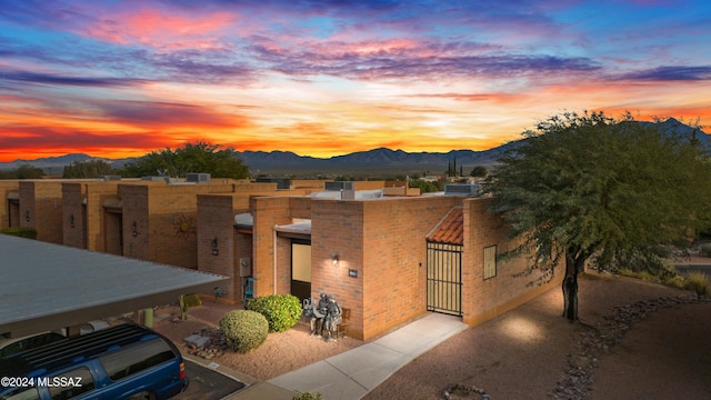 view of front of property featuring a mountain view