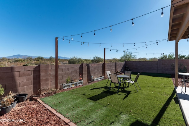 view of yard with a mountain view