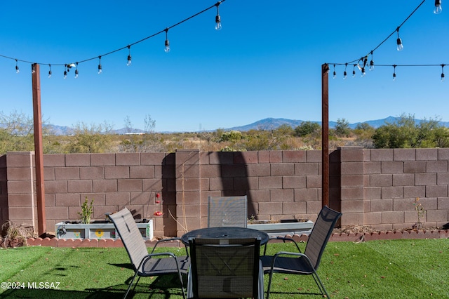 view of yard featuring a mountain view