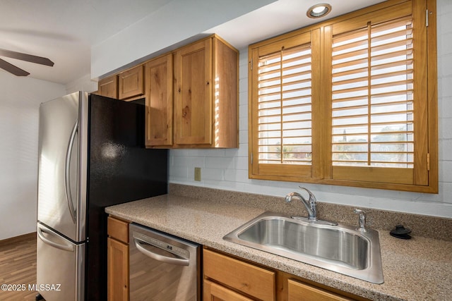 kitchen featuring decorative backsplash, sink, stainless steel appliances, and ceiling fan