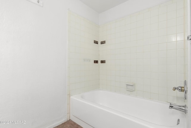 bathroom featuring tiled shower / bath