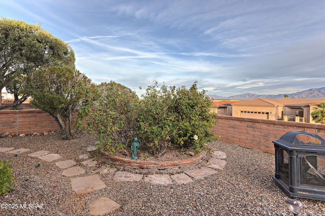 view of yard featuring a mountain view