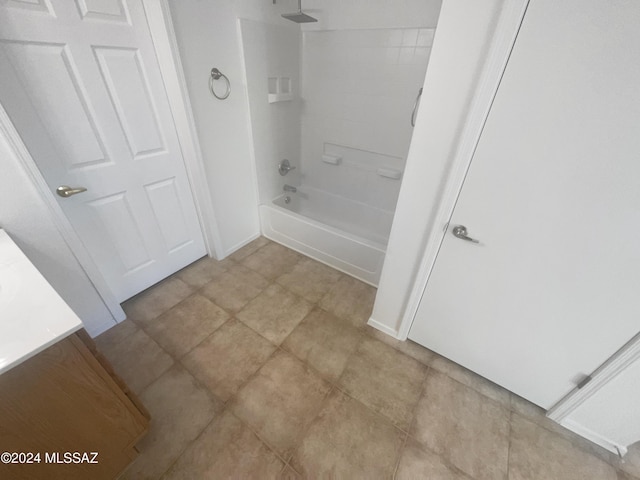 bathroom featuring tiled shower / bath combo