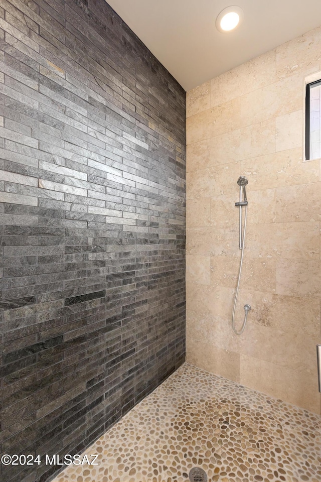 bathroom featuring a tile shower