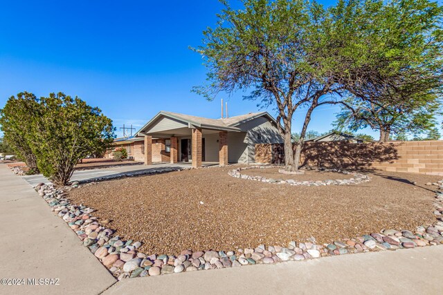 view of front of property