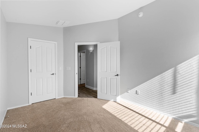 unfurnished bedroom with carpet flooring and a closet