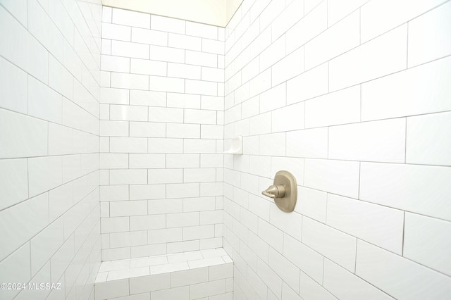 bathroom featuring a tile shower