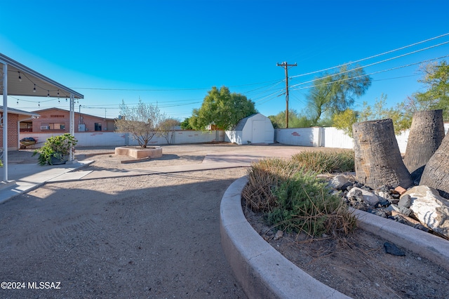 view of yard with a storage unit