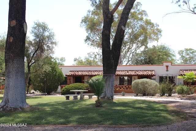 view of front of property with a front yard