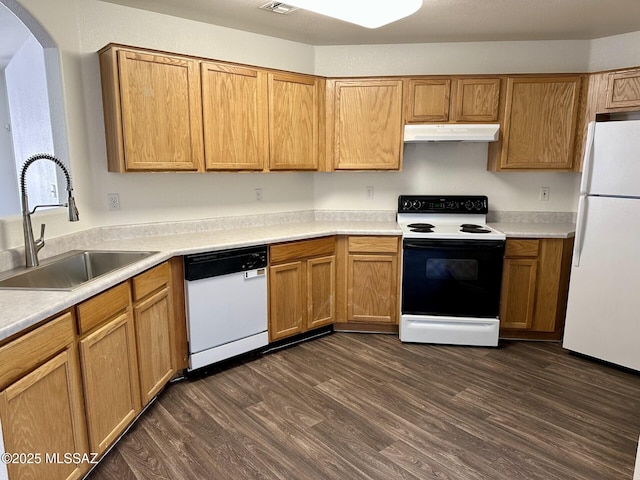 kitchen with arched walkways, dark wood-style flooring, a sink, white appliances, and under cabinet range hood