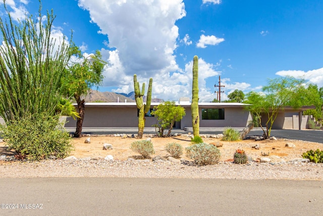 view of front of property