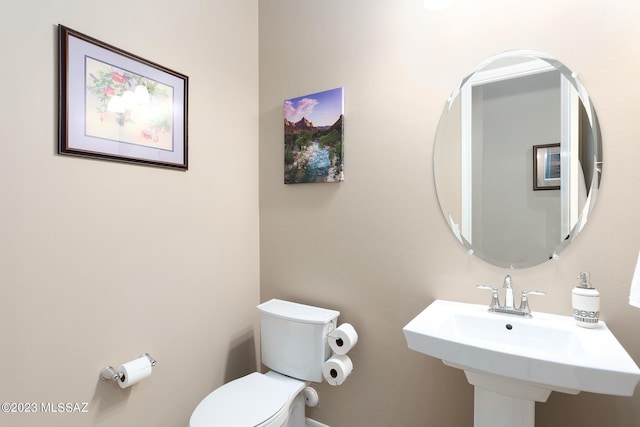 bathroom featuring toilet and sink