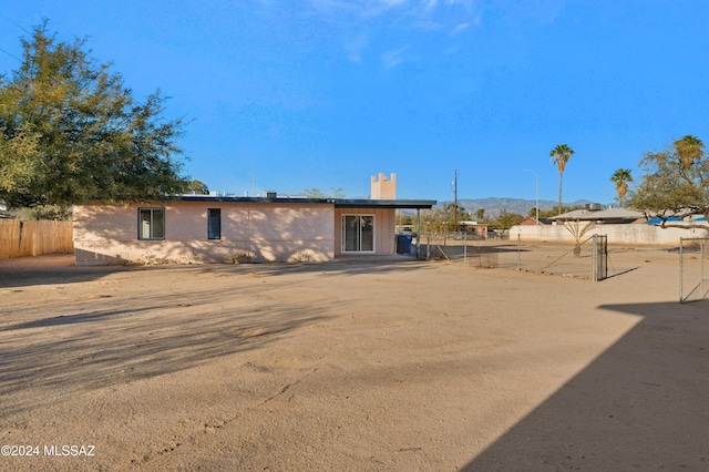 view of front of house featuring a mountain view