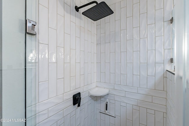 bathroom featuring tiled shower and tile walls