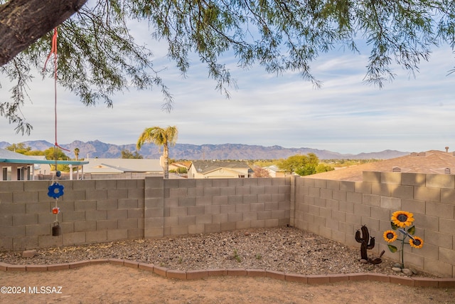 view of yard featuring a mountain view