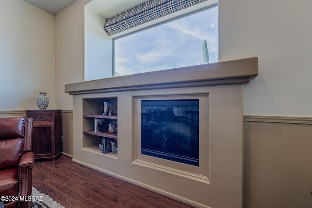 2435 E Mayview Dr, Green Valley, AZ 85614 - detailed view of wood finished floors