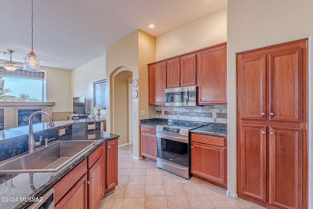 2435 E Mayview Dr, Green Valley, AZ 85614 - kitchen featuring stainless steel appliances, a sink, decorative backsplash, light tile patterned floors, and dark stone counters