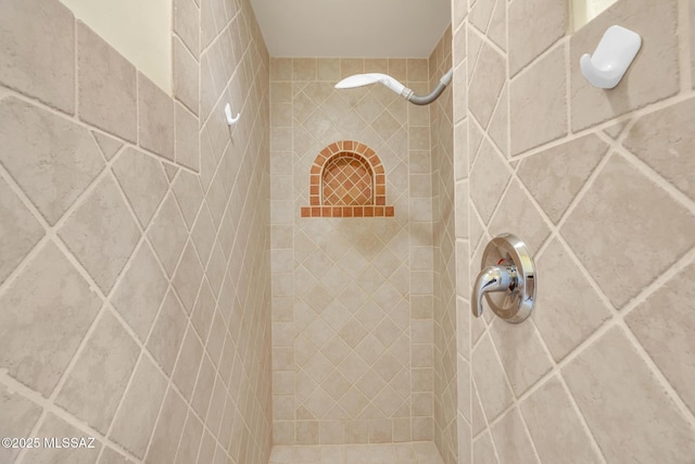 bathroom featuring a tile shower