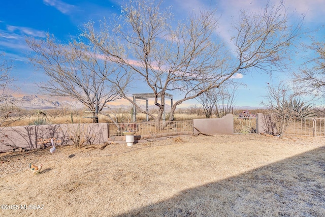 view of yard featuring a mountain view