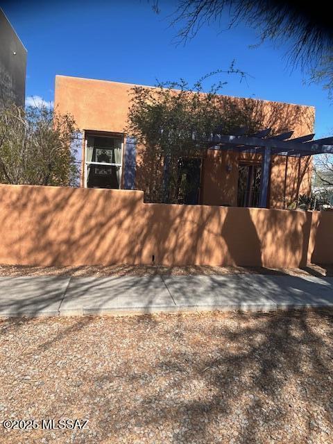 view of front of home with a fenced front yard