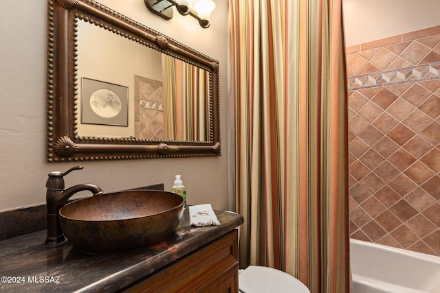 full bathroom with shower / bath combo with shower curtain, vanity, and toilet