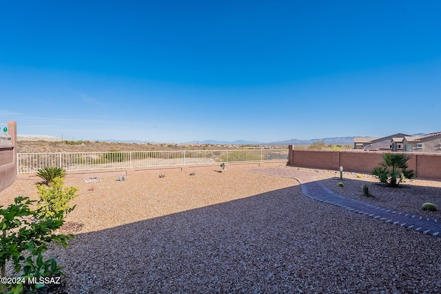 view of yard featuring a mountain view