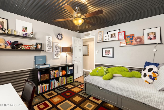 bedroom with ceiling fan